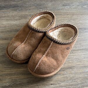 UGG Kids' Tasman II Embroidered Slipper, Chestnut-Big Kids Size 4 M